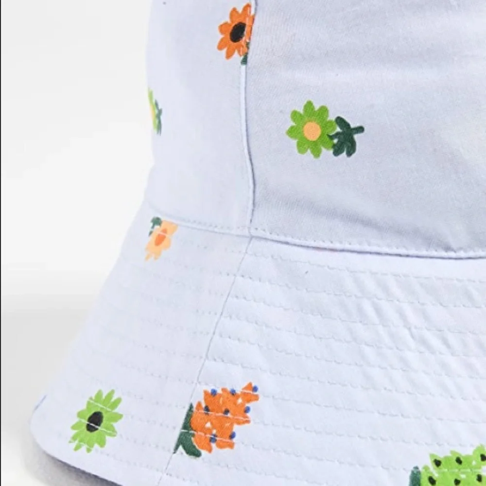 UO-Baggu -Bucket Hat-Ditsy Floral - Picture 4 of 5